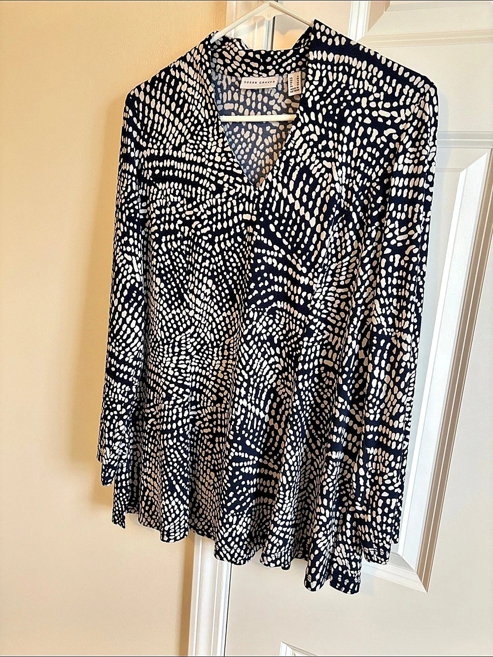 Susan Graver Printed Liquid Knit V-Neck Tunic Blouse Navy & White Medium L/S
